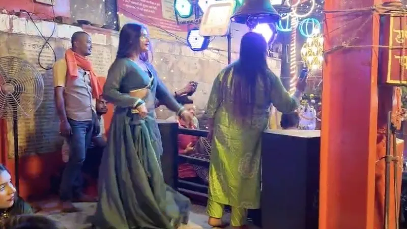 रात के अंधेरे में धधकती चिताएं और घुंघरुओं की गूंज... काशी के महाश्मशान में क्यों नाचती हैं नगर वधुएं?