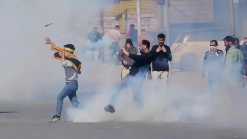 खामेनेई के निधन पर श्रीनगर में तनाव, विरोध प्रदर्शनों ने लिया हिंसक रूप, बेकाबू भीड़ को रोकने के लिए पुलिस ने चलाई लाठियां