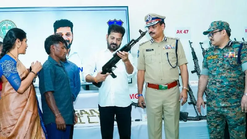 तेलंगाना में 130 माओवादी कैडरों ने किया सरेंडर, 31 AK-47 समेत 124 हथियार जमा