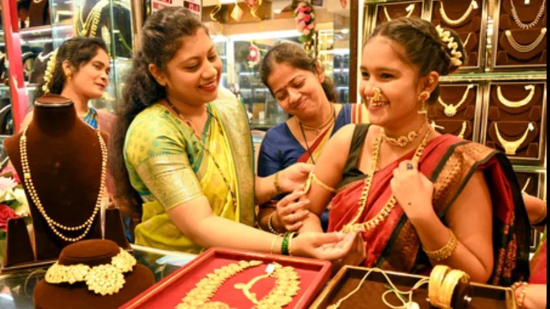 हो गई मौज…! सोना धड़ाम, चांदी पड़ी फीकी, 6 हजार तक कम हुए गोल्ड रेट, जानें लेटेस्ट भाव