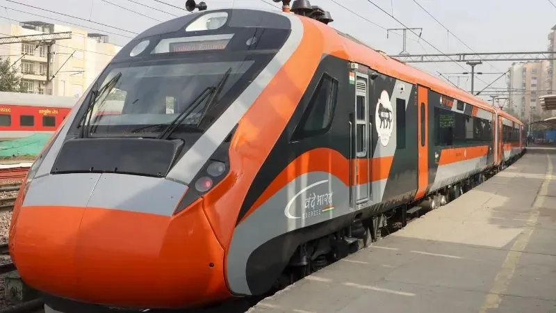 अब नहीं दिखेंगे सफेद बेडशीट वाले कोच! वंदे भारत स्लीपर में रंग-बिरंगी चादरों से बदला ट्रैवल एक्सपीरियंस; यात्रियों ने साझा किया अनुभव