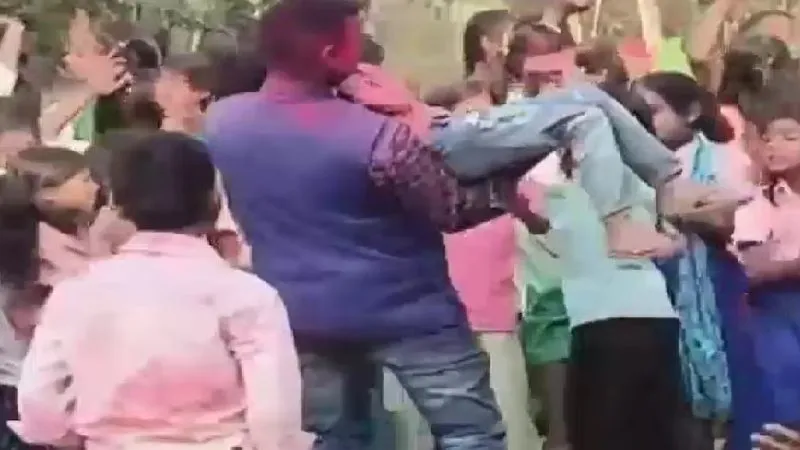 गढ़वा: स्कूल में आपत्तिजनक डांस का वीडियो वायरल, हेडमास्टर निलंबित, दो शिक्षकों पर हुई कार्रवाई