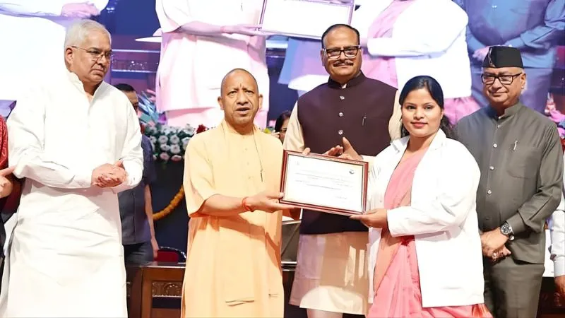 यूपी में स्वास्थ्य सेवाओं का नया दौर... CM योगी ने 1228 नर्सिंग अधिकारियों को बांटे नियुक्ति पत्र; 976 CHC पर शुरू हुई ये व्यवस्था