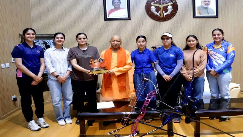 CM योगी से मिलीं अर्जुन अवार्डी शीतल देवी, तीरंदाजी टीम का हुआ भव्य स्वागत, मुख्यमंत्री ने बढ़ाया खिलाड़ियों का मान