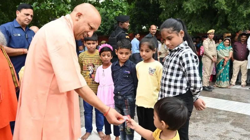 अपराधियों के लिए काल, बच्चों के लिए ढाल- जानिए जापान से लेकर यूपी तक, बच्चों के ‘फेवरेट’ क्यों हैं योगी?