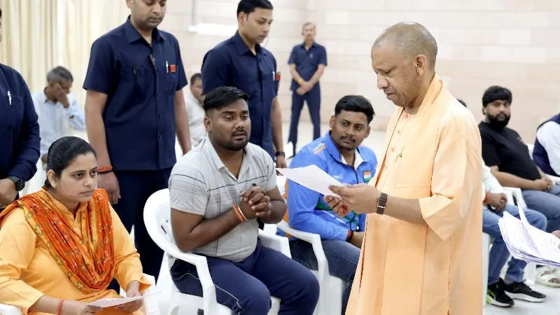 सीएम योगी ने जन समस्याओं का लिया संज्ञान, मंदिर कब्जे से लेकर किसान की फसल तक, एक-एक फरियादी से खुद मिले मुख्यमंत्री
