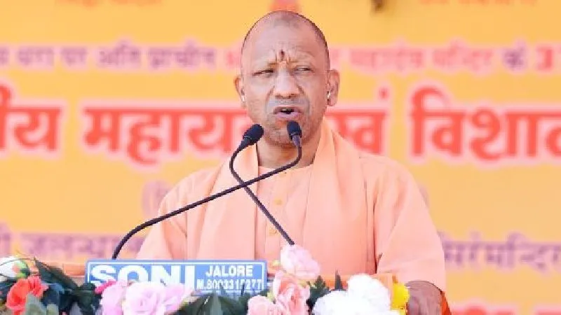 सीएम योगी आदित्यनाथ ने स्मार्टफोन के दुरुपयोग और नैतिक मूल्यों पर युवाओं को दी सीख, जालोर धर्मसभा में किया आह्वान