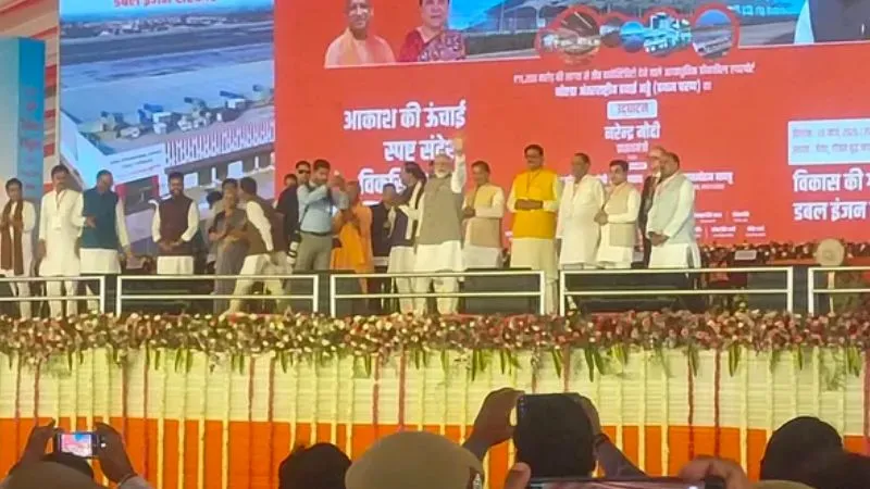 PM मोदी ने किया नोएडा इंटरनेशनल एयरपोर्ट का उद्घाटन, CM योगी भी रहे मौजूद, जानें एशिया के सबसे बड़े हवाईअड्डे की खासियत