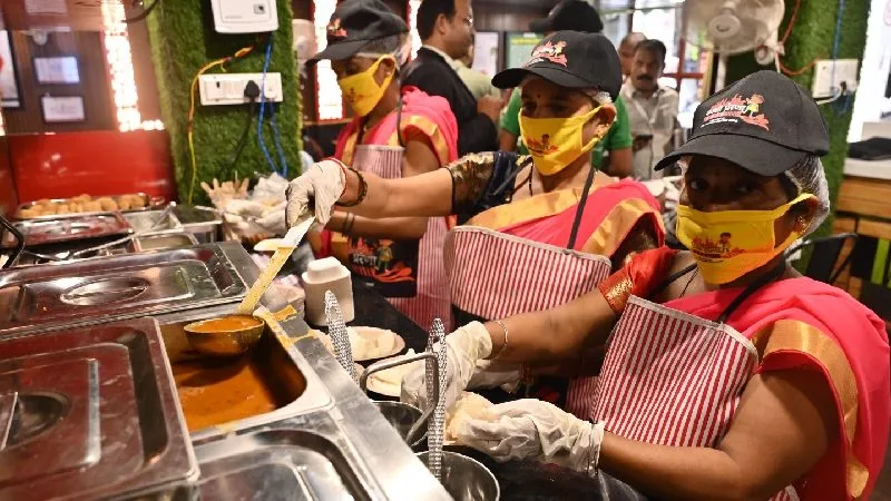 मुख्यमंत्री योगी आदित्यनाथ की प्रेरणा से आत्मनिर्भर बन रहीं प्रदेश की महिलाएं