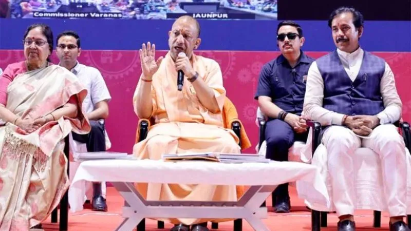UP में बहन-बेटियों के लिए कैसा है माहौल? खुद महिलाओं से सुनिए, CM योगी को दी ये 'उपाधि'