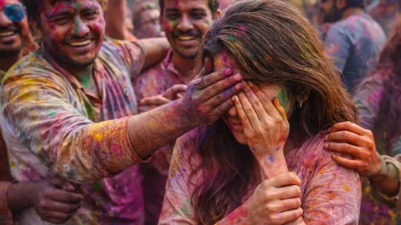 Holi 2026: होली पर जबरदस्ती रंग लगाने वालों की खैर नहीं, ये कानून देगा आपको सुरक्षा
