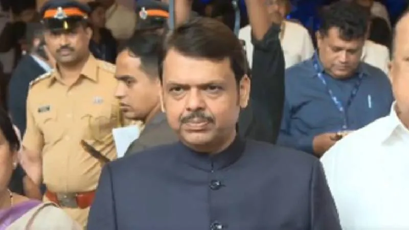 CM फडणवीस ने अफवाहों पर लगाई रोक, कहा: पेट्रोल-डीजल और गैस सप्लाई सामान्य