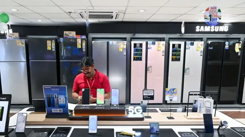 महंगाई का नया झटका, युद्ध का असर अब जेब पर! पेट्रोल के बाद स्मार्टफोन भी होंगे महंगे