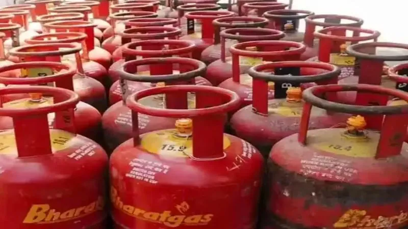 ईरान-इजरायल जंग के बीच LPG Cylinder बुकिंग नियम फिर बदला, अब डिलीवरी के 21 नहीं... इतने दिन बाद बुक होगा दूसरा सिलेंडर