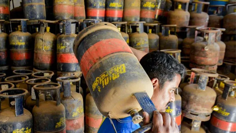 Gas Cylinder Complaint: डीलर ज्यादा पैसे मांगे या डिलीवरी न दे तो यहां करें शिकायत, जानें हेल्पलाइन नंबर