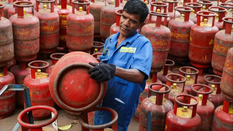 LPG गैस महंगी होगी या नहीं? सप्लाई पर क्या हैं अपडेट, जानें दिल्ली से मुंबई तक रेट में क्या हुए बदलाव