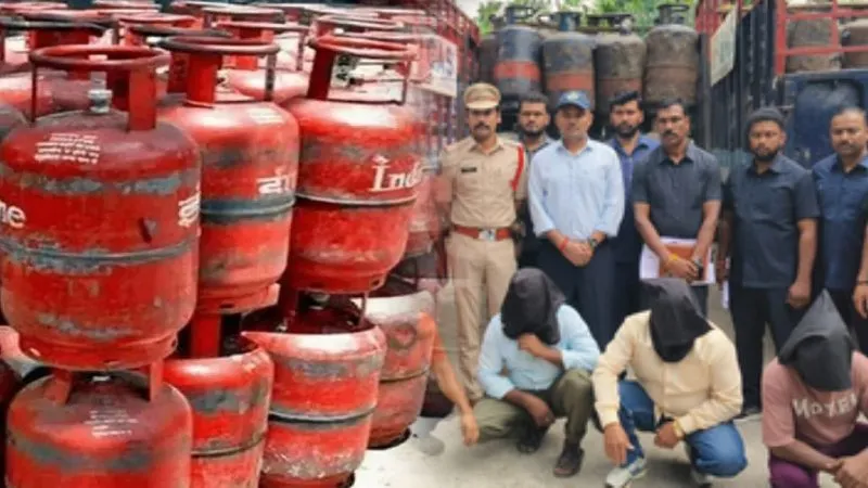 हैदराबाद में कब्रिस्तान में छिपाए गए 414 अवैध एलपीजी सिलेंडर जब्त, 10 गिरफ्तार