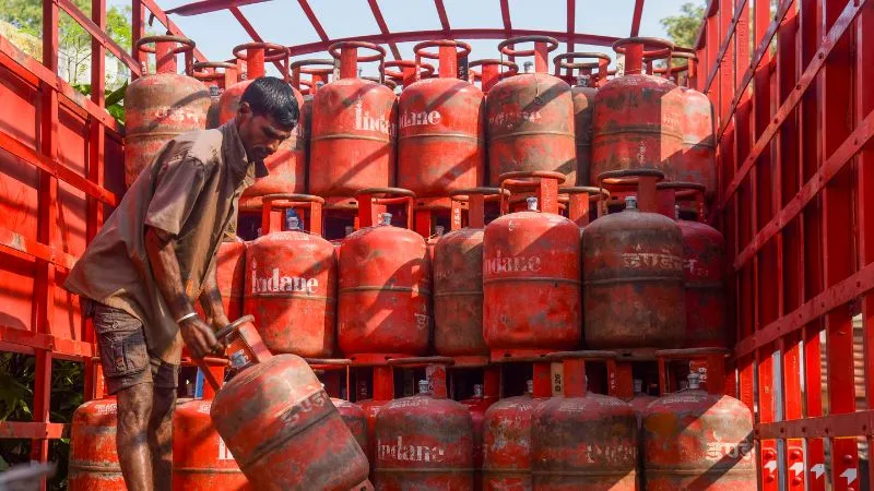 LPG Booking नियम में बड़ा बदलाव, बुकिंग के 2.5 दिन में मिलेगा गैस सिलेंडर, सरकार ने अफवाहों पर दी सफाई