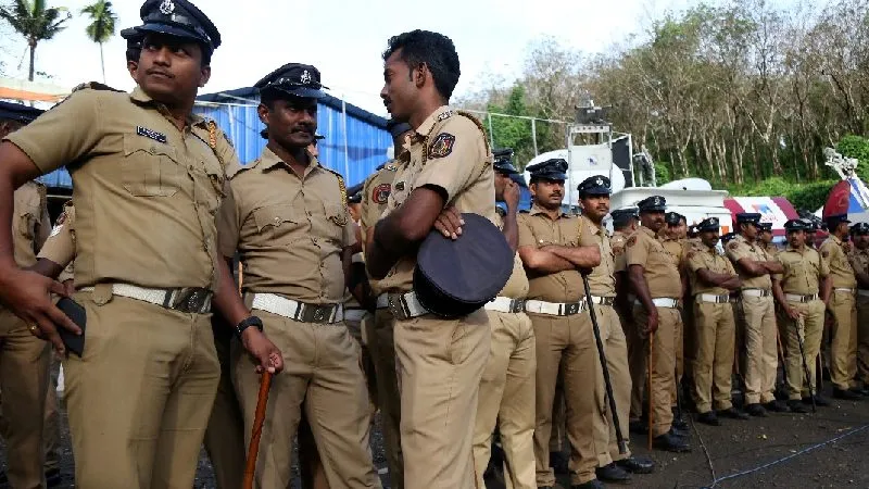केरल में चुनाव आयोग सर्कुलर विवाद, पुलिस ने सोशल मीडिया अकाउंट्स को भेजे नोटिस