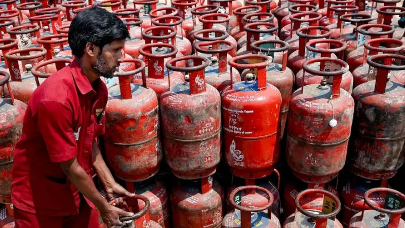 LPG Crisis: गैस की किल्लत के बीच बड़ा फैसला, इन लोगों के लिए आसान हुई बुकिंग, जानिए किसे मिली राहत और किसके लिए बढ़ी मुश्किल