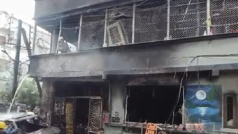 इंदौर अग्निकांड: कार चार्जिंग के दौरान शॉर्ट सर्किट से भीषण आग, 8 की हुई मौत, मुख्यमंत्री ने शोक जताया