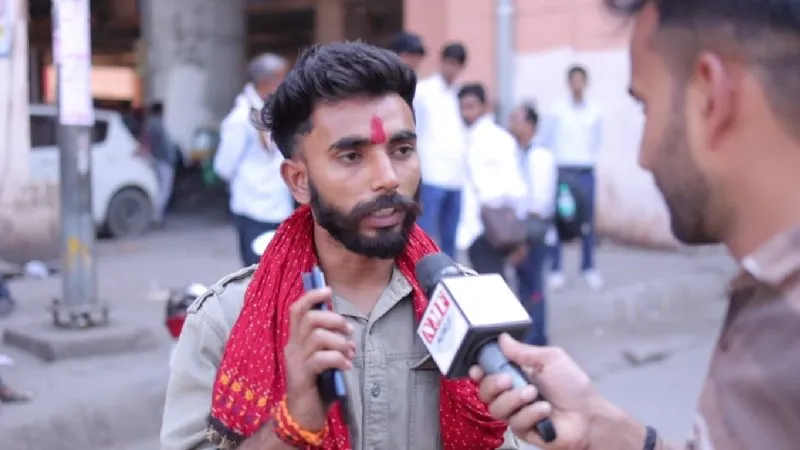 YOGI की मां का किया अपमान तो सड़कों पर उतर गई जनता, मौलाना को दिखाई औक़ात!