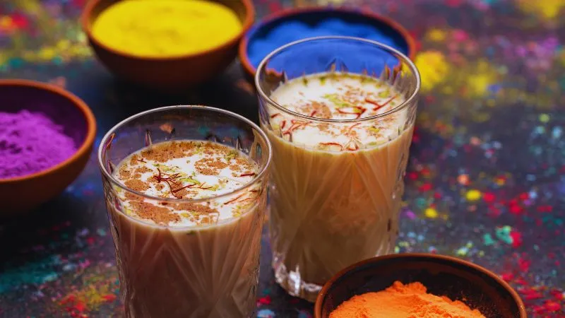 होली 2026: कोल्ड ड्रिंक्स नहीं रंगों के त्योहार पर ट्राई करें ठंडई, घर पर ऐसे करें तैयार