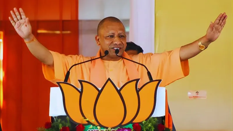 UP में 1.86 करोड़ परिवारों को CM योगी का होली का तोहफा, फ्री सिलेंडर के लिए दिए 1500 करोड़, खुश हुई महिलाएं