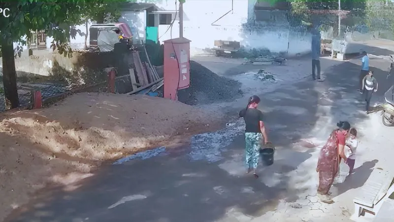 4 साल के नाती ने लगाया रंग तो नानी ने डाल दिया खौलता पानी, दर्द से तड़पता रहा मासूम, CCTV में क़ैद हुई भयानक घटना