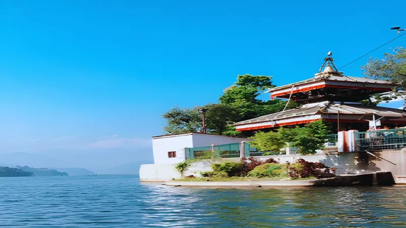 नवरात्रि स्पेशल: झील के बीचों-बीच बना है ताल बराही मंदिर; दर्शन मात्र से शत्रुओं का अंत करती है मां दुर्गा