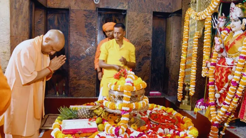 चैत्र नवरात्रि से पहले CM योगी ने किए मां पाटेश्वरी के दर्शन, स्वस्थ-समृद्ध UP की कामना की