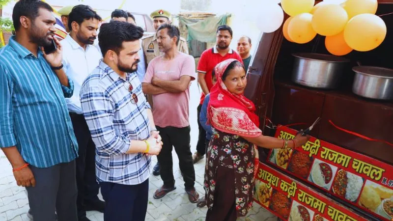 CM योगी के वेस्ट मैनेजमेंट विजन को मिशन के रूप में उतारा गया, बेकार हो चुकी एंबुलेंस अब गरीब रेहड़ी पटरी वालों का भरेगी पेट