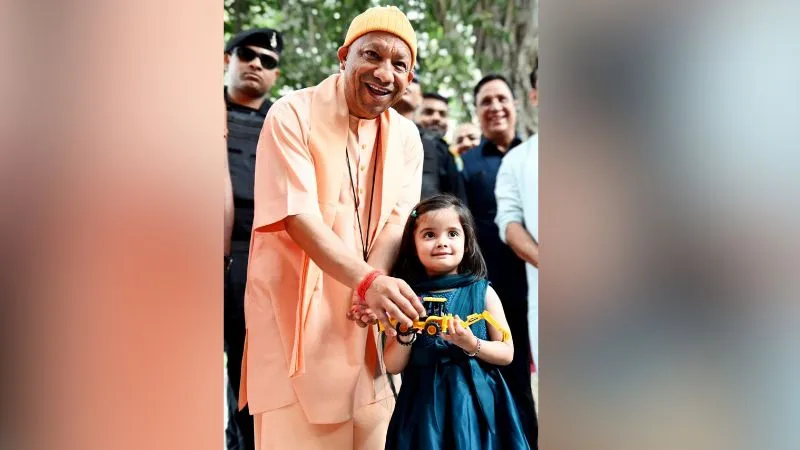 ‘आंखें बंद करिए...’, 5 साल की बच्ची ने CM योगी को गिफ्ट किया बुलडोजर, अपनी हंसी नहीं रोक पाए मुख्यमंत्री
