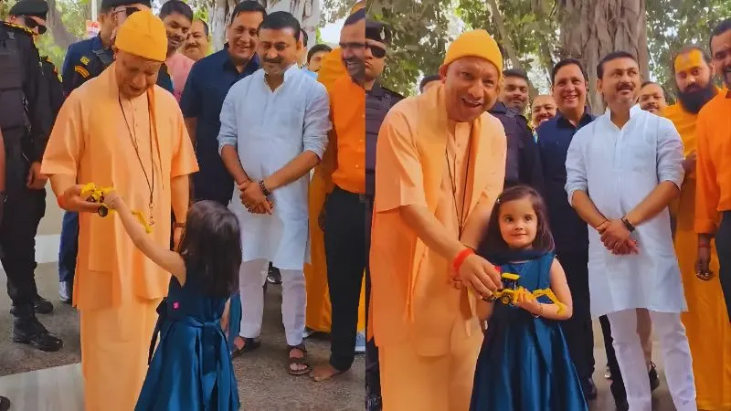 ‘आंखें बंद करिए...’, 5 साल की बच्ची ने CM योगी को गिफ्ट किया बुलडोजर, अपनी हंसी नहीं रोक पाए मुख्यमंत्री
