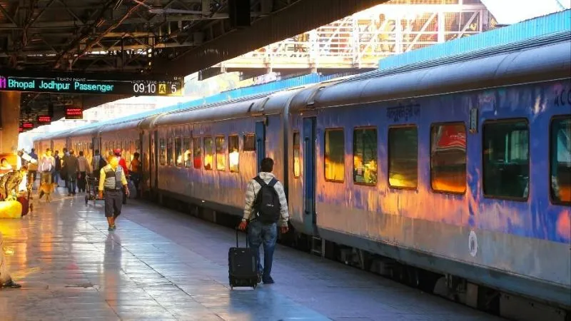 Indian Railway: अब नहीं चलेगा पुराना टिकट सिस्टम, प्लेटफॉर्म एंट्री के लिए QR टिकट जरूरी