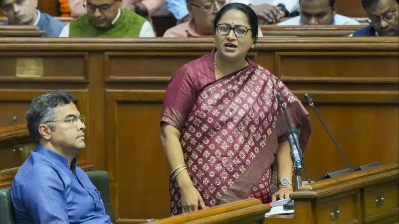 दिल्ली सरकार का बड़ा तोहफा! 9वीं की छात्राओं को साइकिल, 10वीं के छात्रों को लैपटॉप, बजट में बड़े ऐलान