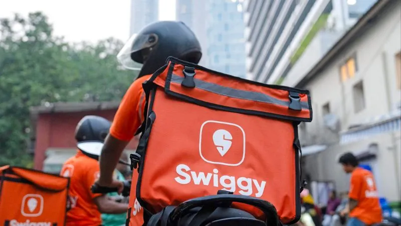 अब बाहर से खाना मंगाना पड़ेगा भारी, जोमैटो के बाद स्विगी ने बढ़ाई प्लेटफॉर्म फीस, हर ऑर्डर पर बढ़े चार्जेस