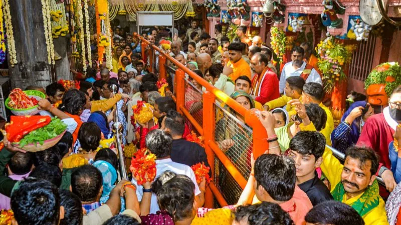 Navratri 2026: नवरात्रि में बड़ा बदलाव, VIP दर्शन बंद, व्यवस्था होगी बेहतर, आम भक्तों को मिलेगा पूरा मौका