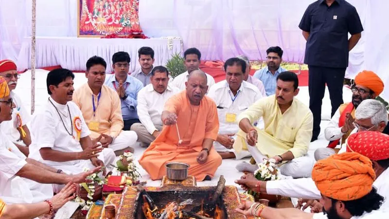 वीरभूमि में गूंजा ‘योगी-योगी’, चित्तौड़गढ़ दुर्ग में CM योगी ने टेका माथा, जौहर के बलिदानियों को दी श्रद्धांजलि