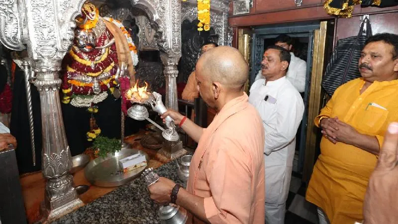 वाराणसी पहुंचे CM योगी... काशी कोतवाल व बाबा विश्वनाथ के चरणों में झुकाया शीश, बच्चों को भी दुलारा