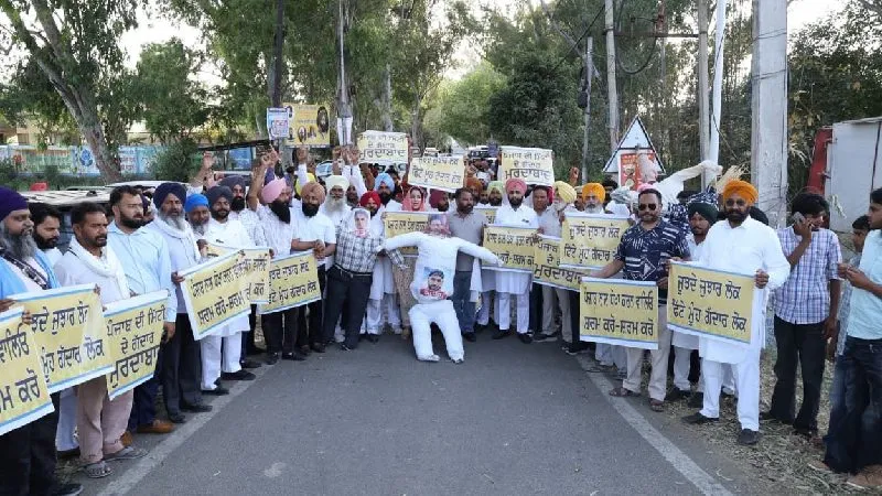 बीजेपी में शामिल हुए आप नेताओं के खिलाफ पंजाब में बड़े पैमाने पर विरोध, सांसदों की घरों की दीवारों पर लिखा गया 'गद्दार'