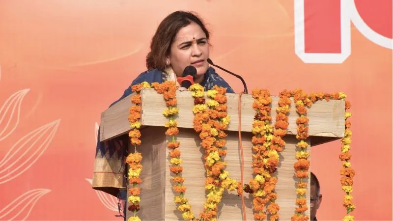 आधी रात सियासी आग... अपर्णा यादव ने जलाया सपा-कांग्रेस का झंडा, बोलीं- अब सामने आया विपक्ष असली चेहरा