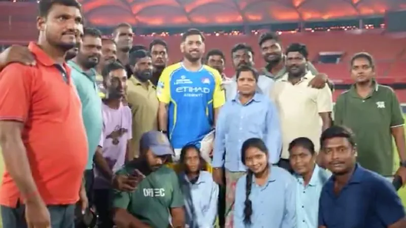 IPL 2026: मैदान के स्टाफ से मिले महेंद्र सिंह धोनी, SRH मैच से पहले जीता फैंस का दिल