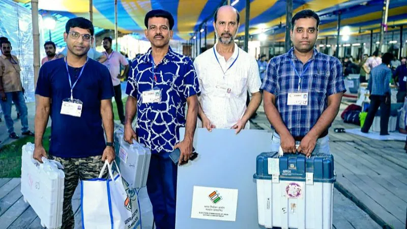बंगाल में फिर से वोटिंग? 77 बूथों पर री-पोल की मांग पर चुनाव आयोग सख्त, राजनीतिक गलियारों में मची हलचल