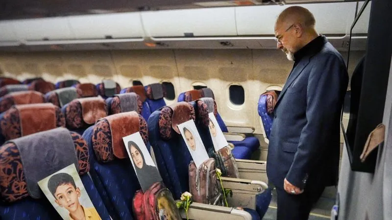 ‘ये मेरे सफर में साथ हैं’ खून से सने बैग, मारे गए मासूम बच्चों की तस्वीरें लेकर इस्लामाबाद पहुंचे ईरानी सांसद