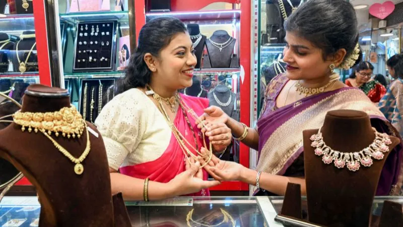 अमेरिका-ईरान तनाव के बीच सराफा बाजार में बड़ी उठापटक, सोने और चांदी की कीमतों में करीब आधा प्रतिशत गिरावट