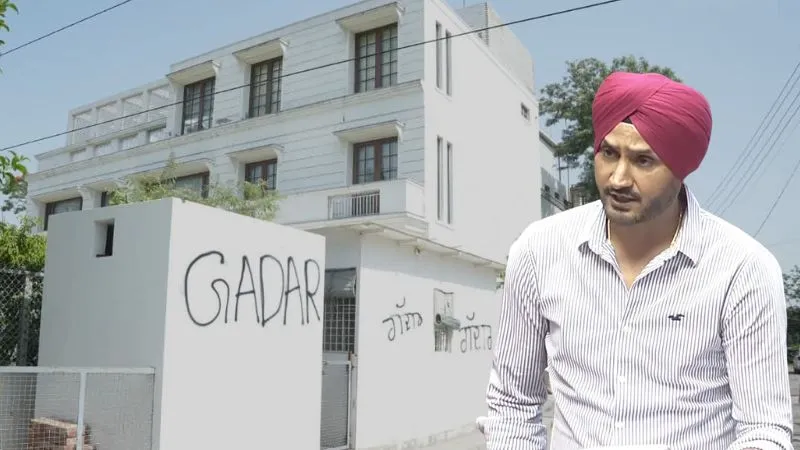 ‘दल-बदलुओं’ के खिलाफ सड़कों पर उतरी पंजाब की जनता, हरभजन सिंह के घर पर लिखा ‘गद्दार’