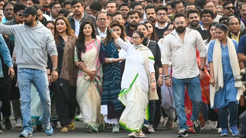 बंगाल चुनाव के बीच बुरे फंसे ममता बनर्जी के रणनीतिकार, I-Pac ने रोका काम! TMC ने क्या बताया?