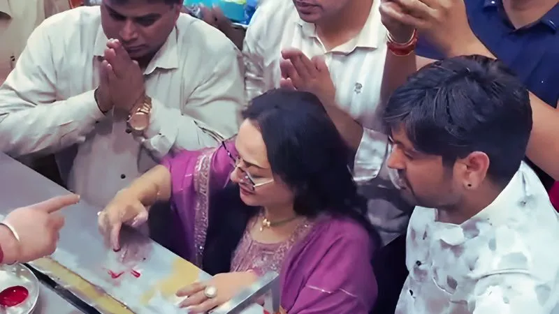 खाटू श्याम के दर पर पहुंचीं जया प्रदा, भक्ति में लीन दिखीं एक्ट्रेस, 'हारे के सहारे' के सामने झुकाया सिर