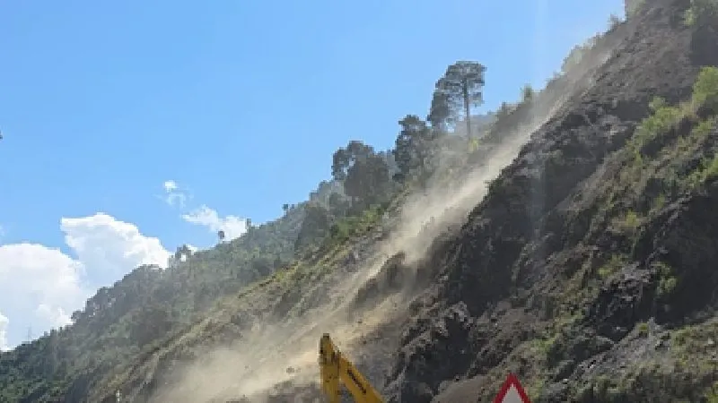 रामबन: भूस्खलन के कारण श्रीनगर-जम्मू राष्ट्रीय राजमार्ग फिर बंद, यात्री रहें सतर्क